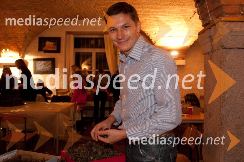 Andraž Vehovar, nekdanji športnikPletenje adventnih venčkov z znanimi Slovenci