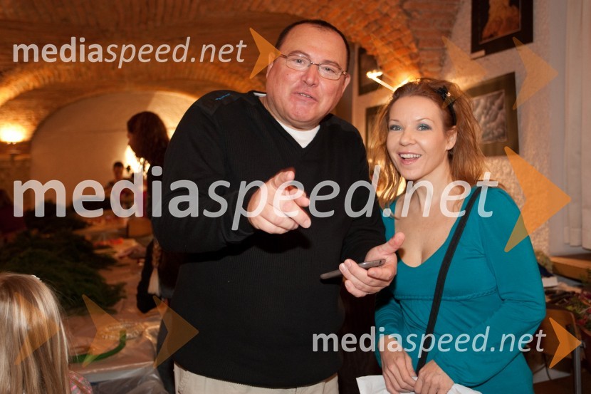 Nace Junkar, pevec in Regina Kogoj, pevkaPletenje adventnih venčkov z znanimi Slovenci