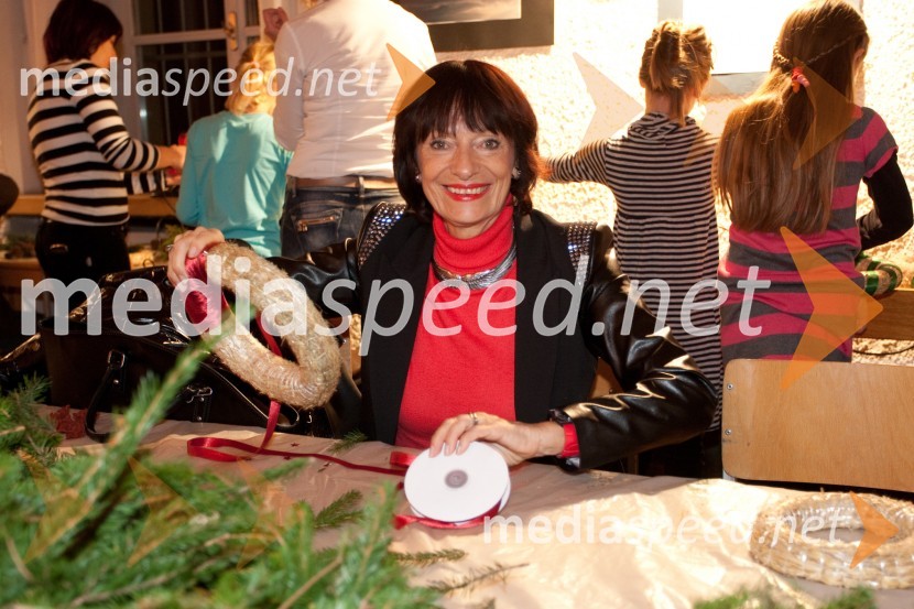 Manca Košir, publicistkaPletenje adventnih venčkov z znanimi Slovenci