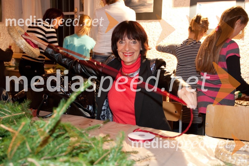 Manca Košir, publicistkaPletenje adventnih venčkov z znanimi Slovenci