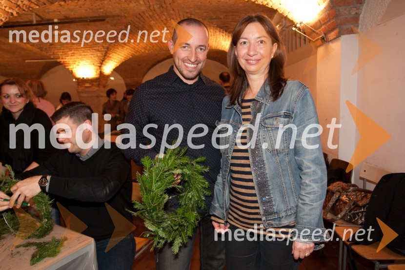 Srečko Blas-Daphne, član skupine Sestre in Branka Strmole UkmarPletenje adventnih venčkov z znanimi Slovenci