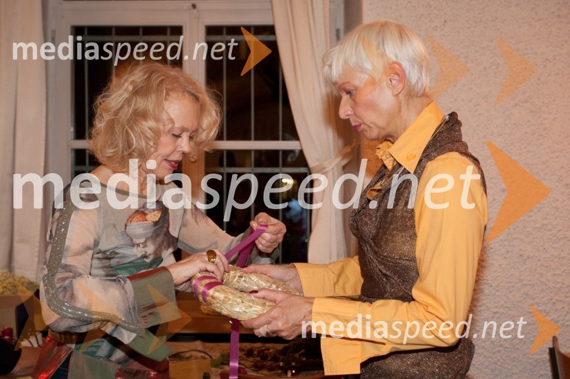 Mojca Makuc, modna oblikovalka in Barbra Drnač, novinarkaPletenje adventnih venčkov z znanimi Slovenci