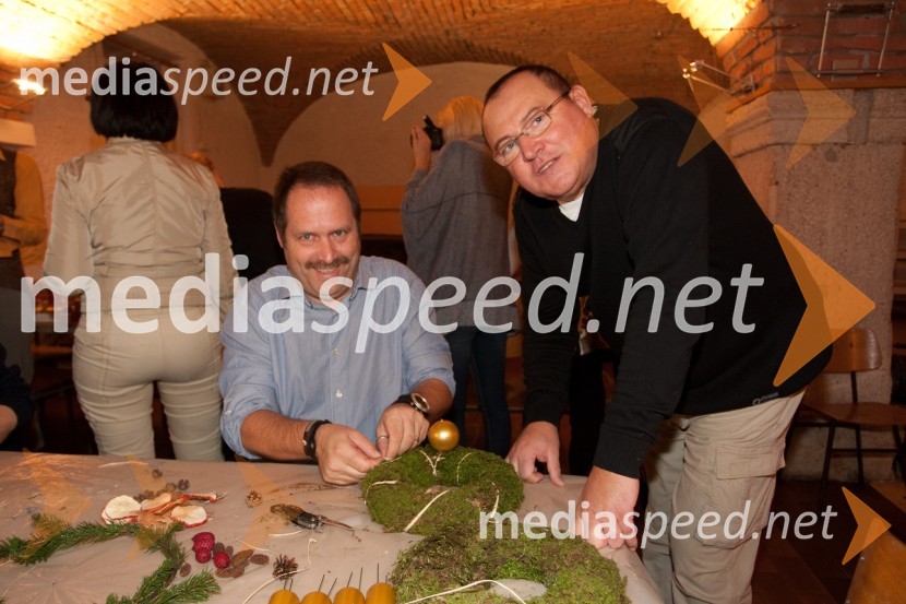 Robert Bogataj, voditelj in Nace Junkar, pevecPletenje adventnih venčkov z znanimi Slovenci