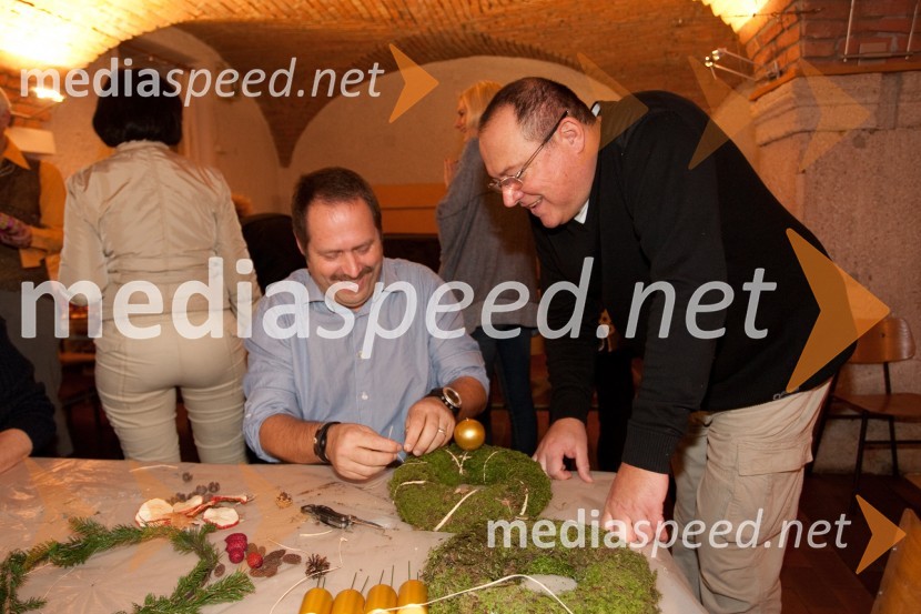 Robert Bogataj, voditelj in Nace Junkar, pevecPletenje adventnih venčkov z znanimi Slovenci