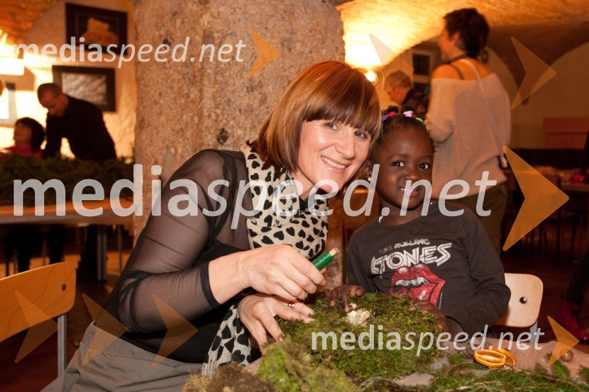 Maja Štamol Droljc, modna oblikovalka in hči Žani LuisaPletenje adventnih venčkov z znanimi Slovenci