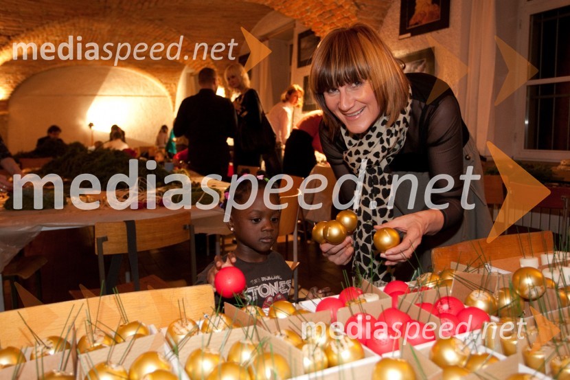 	Žani Luisa in mama Maja Štamol Droljc, modna oblikovalkaPletenje adventnih venčkov z znanimi Slovenci