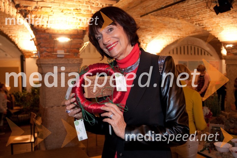 Manca Košir, publicistkaPletenje adventnih venčkov z znanimi Slovenci