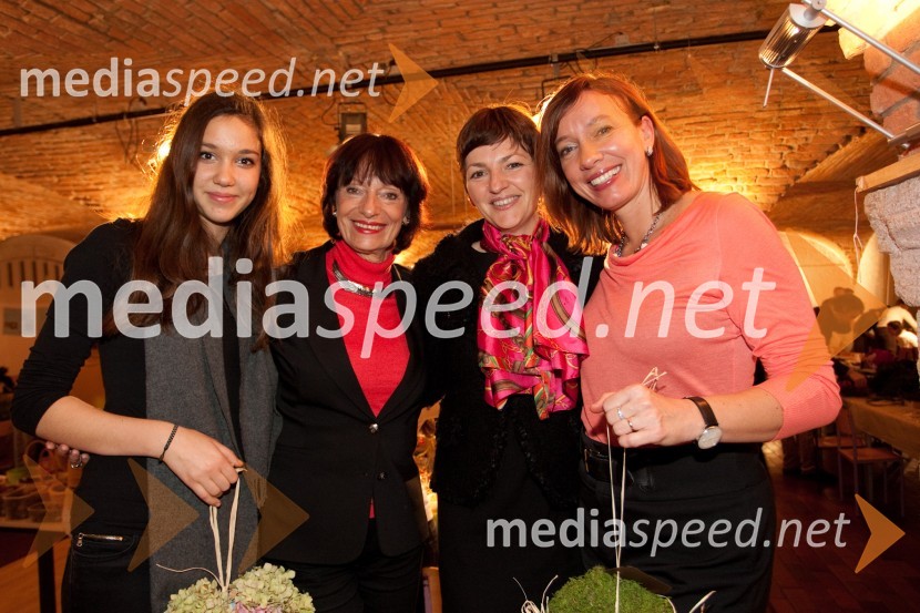 Taja Godina Popovič, Manca Košir, publicistka, Maja Makovec Brenčič, prodekanja za razvoj na Ekonomski fakulteti v Ljubljani in Ladeja Godina Košir, direktorica marketinga družbe Delo d.d.Pletenje adventnih venčkov z znanimi Slovenci