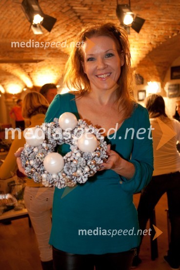 Regina Kogoj, pevkaPletenje adventnih venčkov z znanimi Slovenci