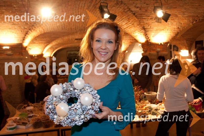 Regina Kogoj, pevkaPletenje adventnih venčkov z znanimi Slovenci