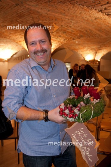 Robert Bogataj, voditeljPletenje adventnih venčkov z znanimi Slovenci