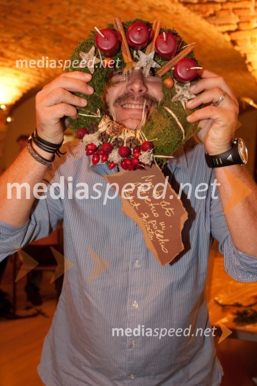 Robert Bogataj, voditeljPletenje adventnih venčkov z znanimi Slovenci