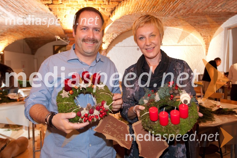 Robert Bogataj, voditelj in Meta Ornik, voditeljicaPletenje adventnih venčkov z znanimi Slovenci