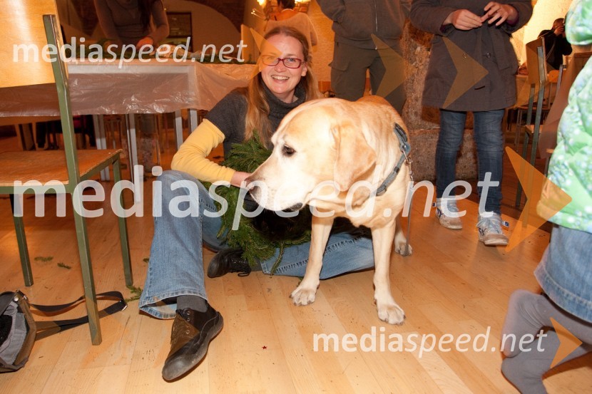 Alenka Kozolc, igralka in kuža PašaPletenje adventnih venčkov z znanimi Slovenci