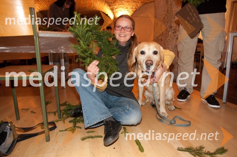 Alenka Kozolc, igralka in kuža PašaPletenje adventnih venčkov z znanimi Slovenci