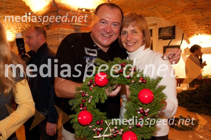 Nace Junkar, pevec in Irena SetnikarPletenje adventnih venčkov z znanimi Slovenci