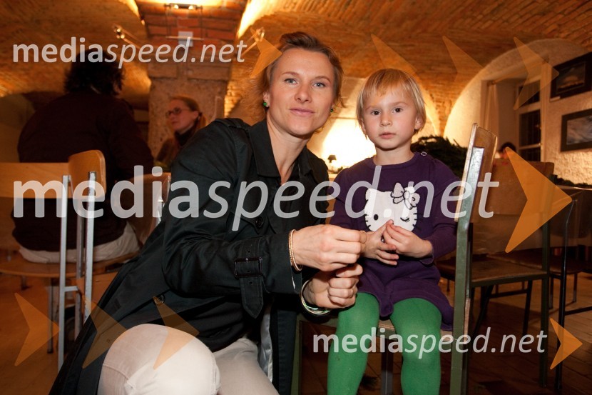 Brigita Langerholc, nekdanja športnica in hči TajaPletenje adventnih venčkov z znanimi Slovenci