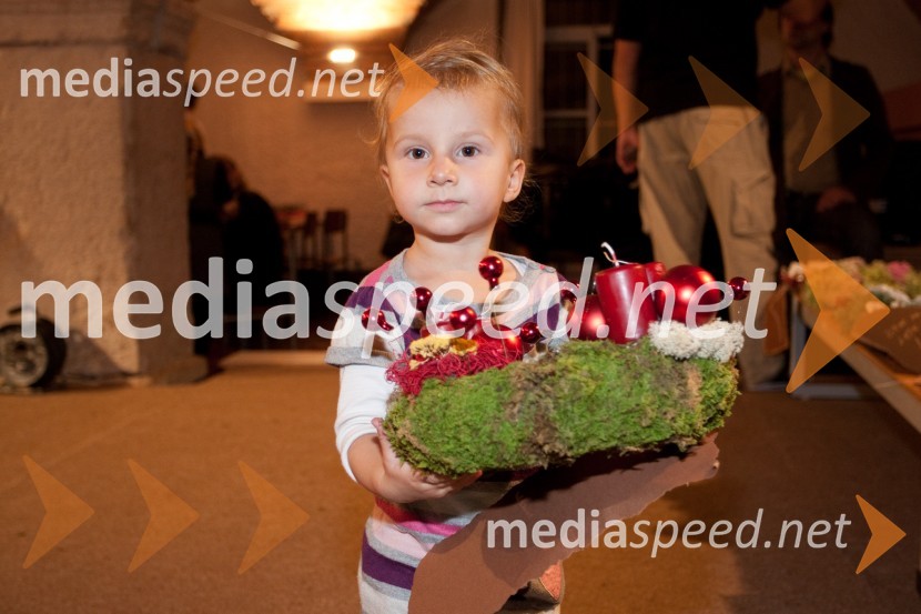 Ajda, hči Brigite LangerholcPletenje adventnih venčkov z znanimi Slovenci