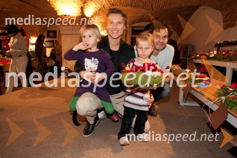 Taja Brigita Langerholc, nekdanja športnica, Ajda in UrošPletenje adventnih venčkov z znanimi Slovenci