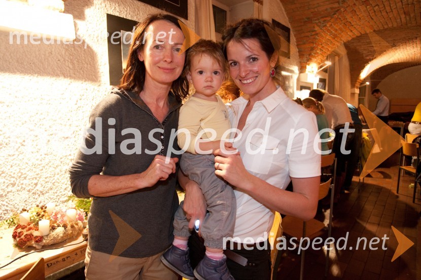 Bernarda Oman, igralka, Ronja in Ana Dolinar, igralkaPletenje adventnih venčkov z znanimi Slovenci