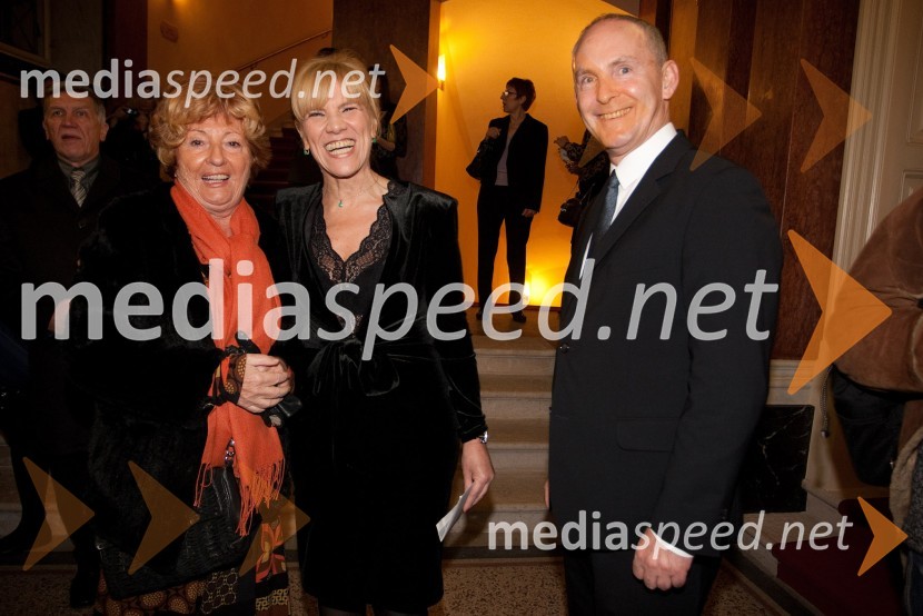 Bernarda Jeklin, nekdanja urednica revije Jana; Mojca Lukančič, podjetnica, solastnica skupine AHA; Nigel Buxton, podjetnik, solastnik skupine AHAModna revija Mura, predstavitev pomladno - poletne kolekcije 2013