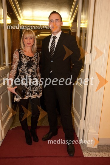 Metka Pevec Kejžar, odnosi z javnostjo Autocommerce d.o.o.; Rasto Oderlap, direktor podjetja Autocommerce d.o.o.Modna revija Mura, predstavitev pomladno - poletne kolekcije 2013