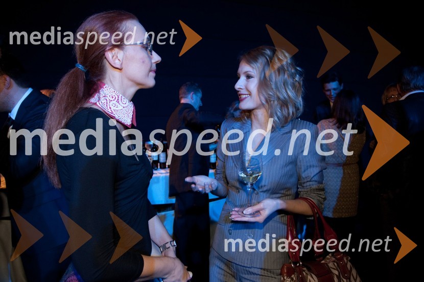 Mojca Celin, modna oblikovalka; Maja Ferme, modna oblikovalkaModna revija Mura, predstavitev pomladno - poletne kolekcije 2013