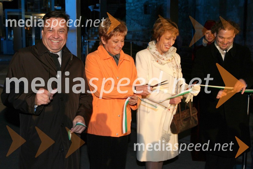 Zoran Jankovič, župan mestne občine Ljubljana, Danica Simšič, nekdanja ljubljanska županja in Viktorija Potočnik, nekdanja Ljubljanska županja in Darko Brlek, direktor Festivala LjubljanaOtvoritev tirne vzpenjače na Ljubljanski grad