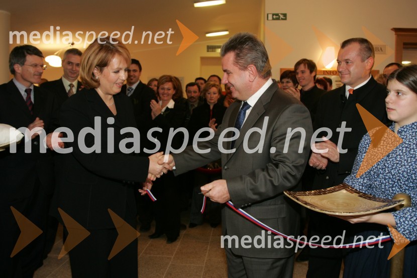 Stanislav Valant, predsednik uprave NFD, Alenka Iskra, predsednica uprave Terme Maribor d.d., Andrej Vizjak, minister za gospodarstvo in Franc Kangler, mariborski župan 
Otvoritev hotela Bellevue na Pohorju