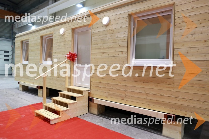 Predaja lesene modularne hiše Katji Koletnik in predstavitev del Alena Ožbolta na razstavi Dve strani dotika