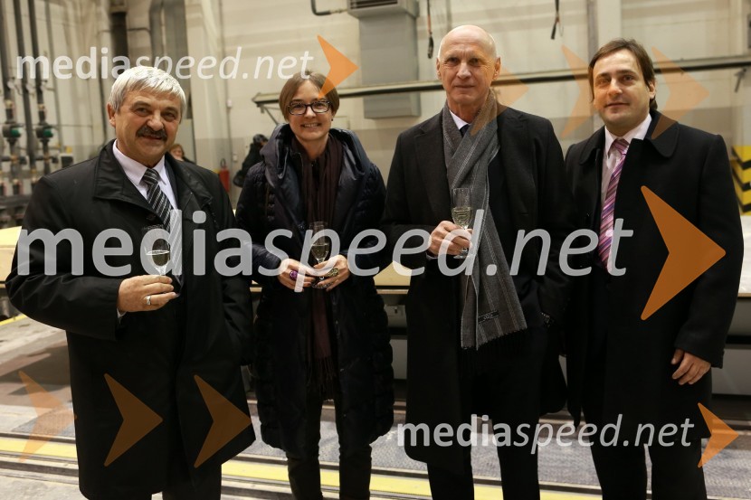 Štefan Sobočan, Varis d.d.; ...; Stane Rožman, predsednik uprave Nuklearne elektrarne Krško (Nek), Marko Čuš, vodja komerciale in
vodja prodaje gotovih kopalnic-domači trg Varis d.d.Predaja lesene modularne hiše Katji Koletnik in predstavitev del Alena Ožbolta na razstavi Dve strani dotika