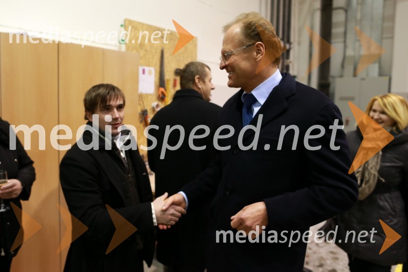 ...; Janez Škrabec, direktor podjetja Riko d.o.o.Predaja lesene modularne hiše Katji Koletnik in predstavitev del Alena Ožbolta na razstavi Dve strani dotika