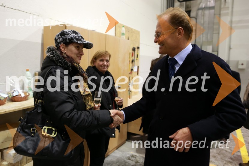 ...; Janez Škrabec, direktor podjetja Riko d.o.o.Predaja lesene modularne hiše Katji Koletnik in predstavitev del Alena Ožbolta na razstavi Dve strani dotika