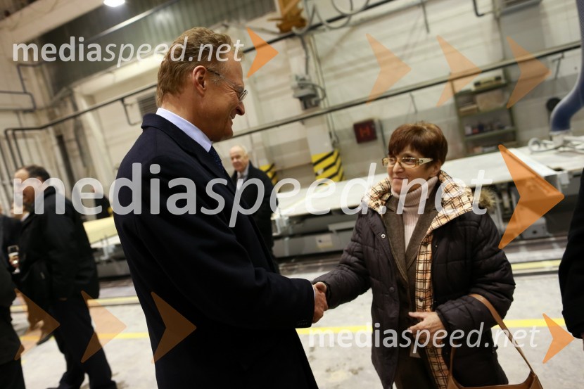 Janez Škrabec, direktor podjetja Riko d.o.o.; ...Predaja lesene modularne hiše Katji Koletnik in predstavitev del Alena Ožbolta na razstavi Dve strani dotika