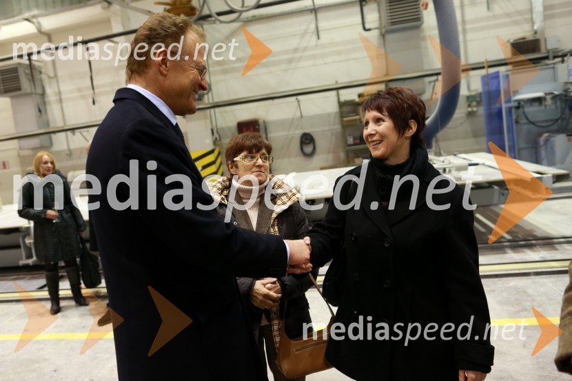 Janez Škrabec, direktor podjetja Riko d.o.o.; ...Predaja lesene modularne hiše Katji Koletnik in predstavitev del Alena Ožbolta na razstavi Dve strani dotika