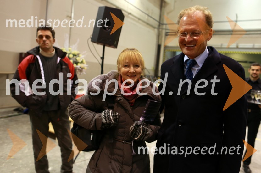 ...; Janez Škrabec, direktor podjetja Riko d.o.o.Predaja lesene modularne hiše Katji Koletnik in predstavitev del Alena Ožbolta na razstavi Dve strani dotika