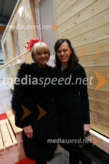 Sonja Poljanšek - Škrabec, lastnica Welness centra Sunny; Tajda Lekše, povezovalkaPredaja lesene modularne hiše Katji Koletnik in predstavitev del Alena Ožbolta na razstavi Dve strani dotika