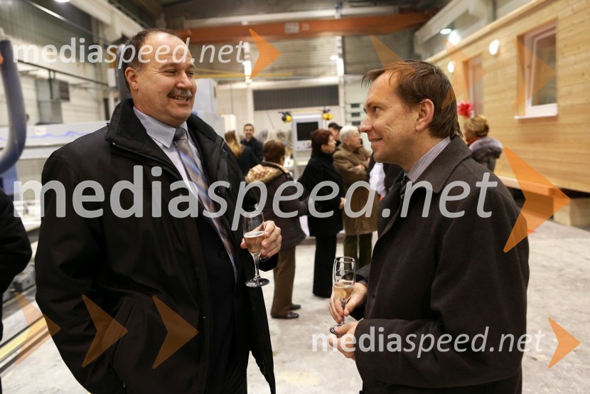 Miran Špec; Bogomir DolencPredaja lesene modularne hiše Katji Koletnik in predstavitev del Alena Ožbolta na razstavi Dve strani dotika