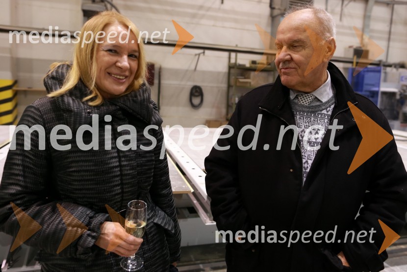 Lilijana Weinberger, izvršna direktorica za prodajo v podjetju INLES; ...Predaja lesene modularne hiše Katji Koletnik in predstavitev del Alena Ožbolta na razstavi Dve strani dotika