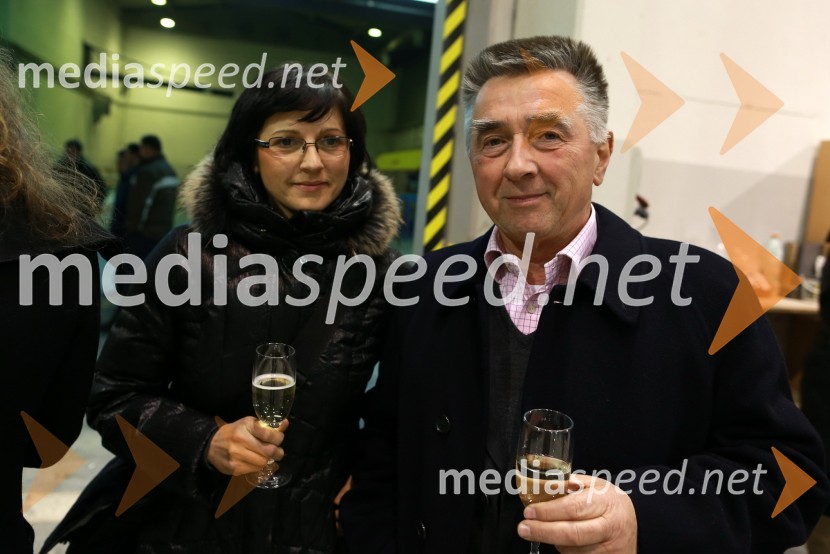 Danica Dolinar, urednica uredništva za resno glasbo in balet na TV Slovenija; Andrej DolinarPredaja lesene modularne hiše Katji Koletnik in predstavitev del Alena Ožbolta na razstavi Dve strani dotika