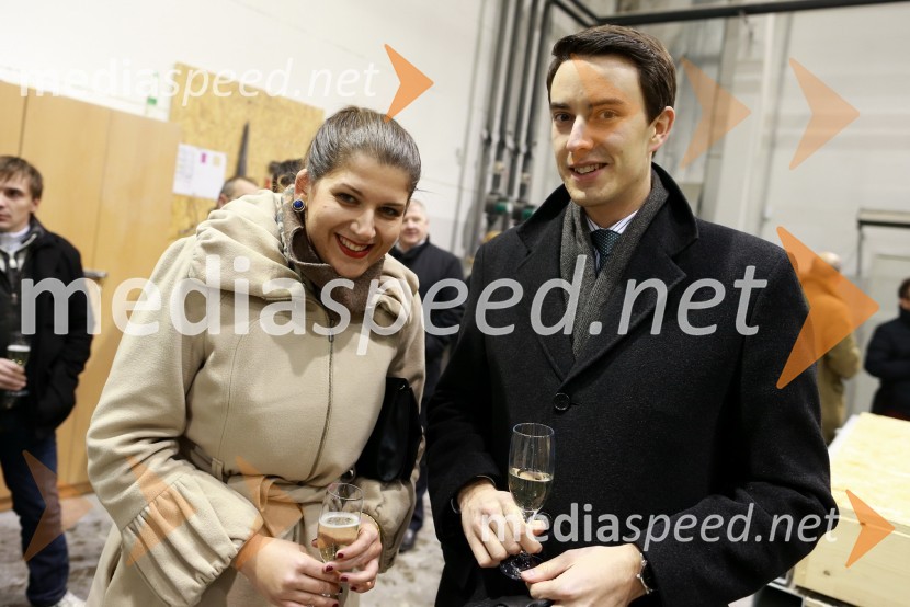 Milica Kotur; Andrej KirnPredaja lesene modularne hiše Katji Koletnik in predstavitev del Alena Ožbolta na razstavi Dve strani dotika