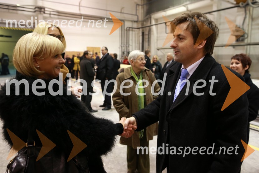 	Sonja Poljanšek - Škrabec, lastnica Welness centra Sunny; Mitja Horvat, župan občine DuplekPredaja lesene modularne hiše Katji Koletnik in predstavitev del Alena Ožbolta na razstavi Dve strani dotika