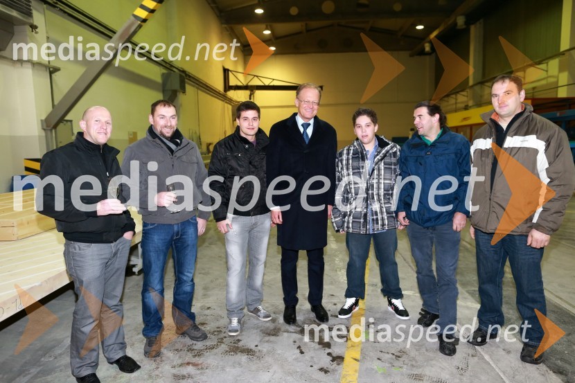 ...; ...; ...; Janez Škrabec, direktor podjetja Riko d.o.o.; ...; ...; ...Predaja lesene modularne hiše Katji Koletnik in predstavitev del Alena Ožbolta na razstavi Dve strani dotika