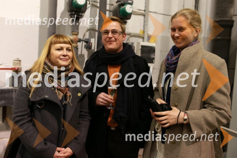 Mateja Kurir; Miha Novina; Ana ToriPredaja lesene modularne hiše Katji Koletnik in predstavitev del Alena Ožbolta na razstavi Dve strani dotika