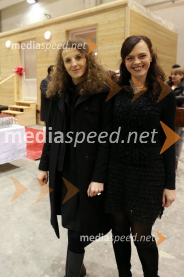 Polona Lovšin, Riko;  Tajda Lekše, povezovalkaPredaja lesene modularne hiše Katji Koletnik in predstavitev del Alena Ožbolta na razstavi Dve strani dotika