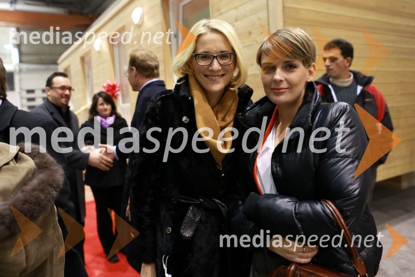 ...; Maša Kljun, urednica mode in lepote pri ModnaPredaja lesene modularne hiše Katji Koletnik in predstavitev del Alena Ožbolta na razstavi Dve strani dotika