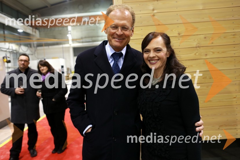 Janez Škrabec, direktor podjetja Riko d.o.o.; Tajda Lekše, povezovalkaPredaja lesene modularne hiše Katji Koletnik in predstavitev del Alena Ožbolta na razstavi Dve strani dotika