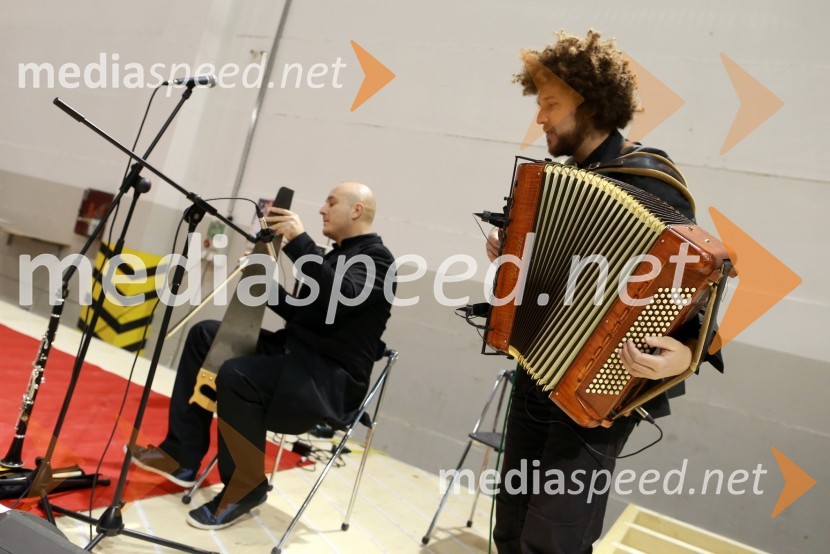 Predaja lesene modularne hiše Katji Koletnik in predstavitev del Alena Ožbolta na razstavi Dve strani dotika