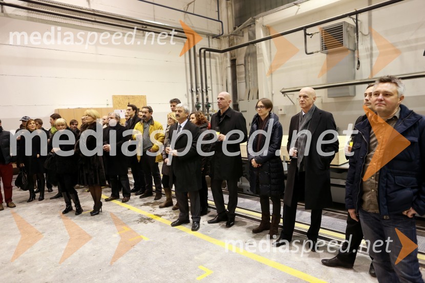 Predaja lesene modularne hiše Katji Koletnik in predstavitev del Alena Ožbolta na razstavi Dve strani dotika