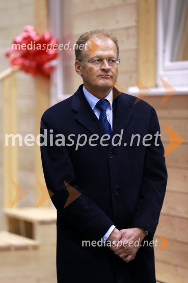 Janez Škrabec, direktor podjetja Riko d.o.o.Predaja lesene modularne hiše Katji Koletnik in predstavitev del Alena Ožbolta na razstavi Dve strani dotika